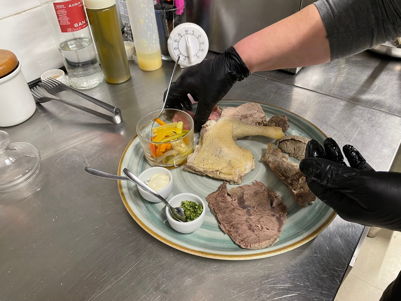Bollito misto con salsa verde, maionese e giardiniera fatta in casa