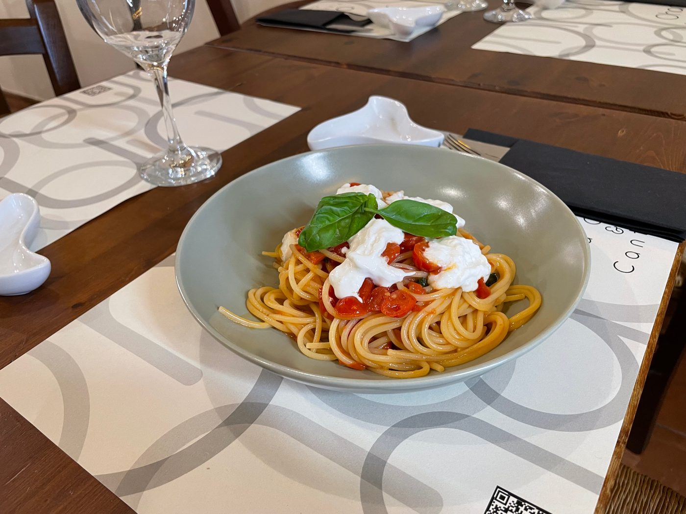 Spaghetti al pomodoro fresco con burrata e basilico