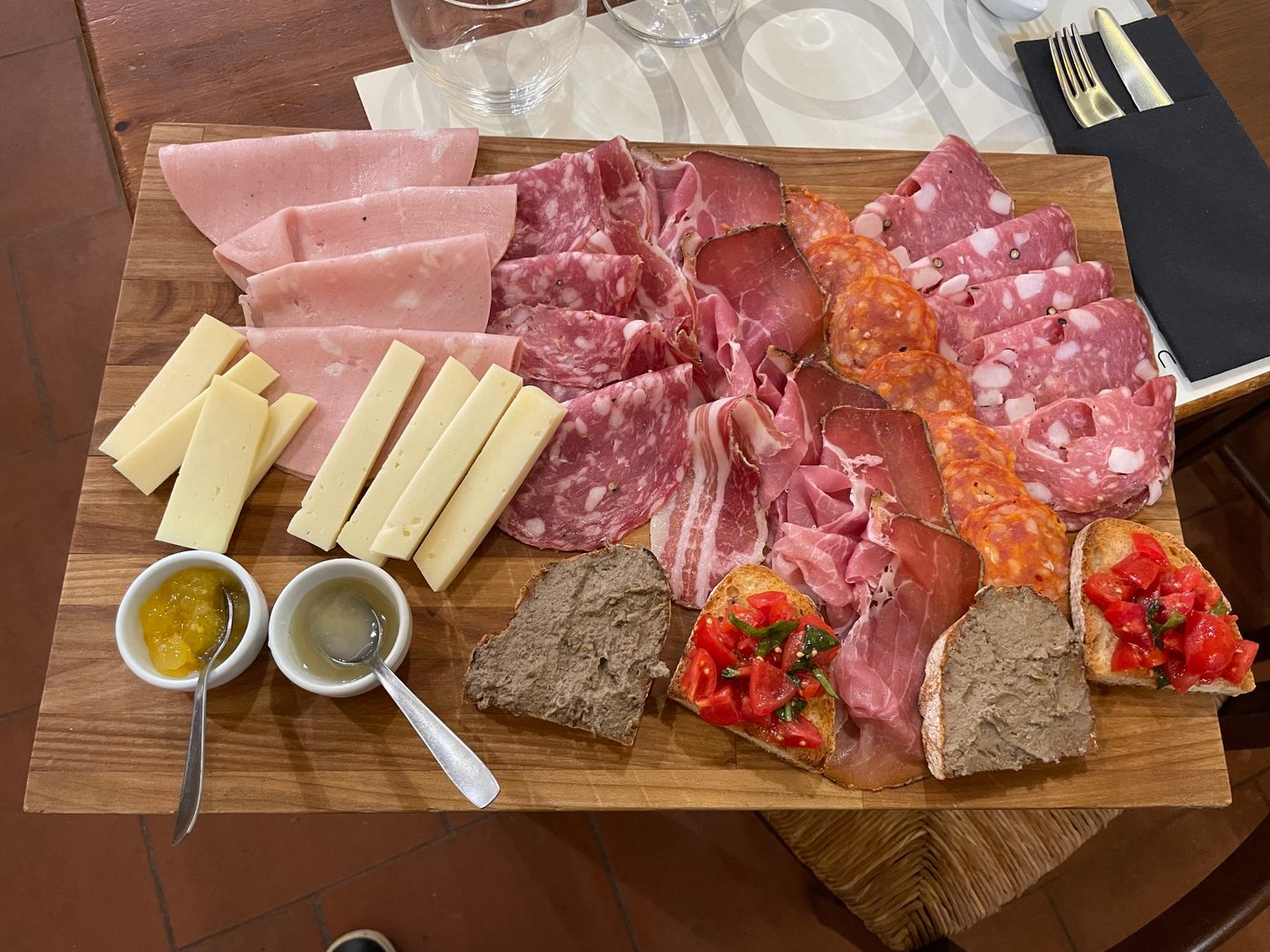 Tagliere di salumi e formaggi toscani con crostini e composte